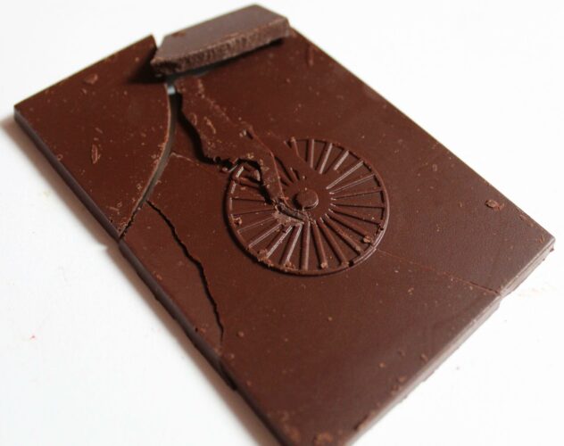 Craft chocolate bar naive lithuanian ambrosia dark pollen chocolate front of bar closeup