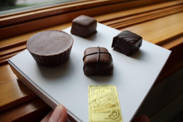 Planning a trip to Alaska but not sure where to satisfy your sweet tooth? Check out sever shops and chocolatiers in Anchorage where you can pick up a nice bar or box anytime! | #chocolate #anchorage #alaska #travel #foodies #foodie #chocolat #truffles #bonbons #shops #chocolatiers #makers #places #to #eat #restaurants #destinations #do #trip #plan