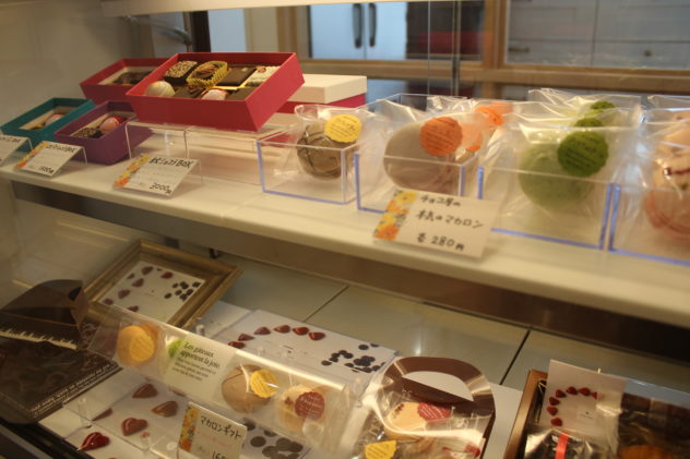 All the best places to satisfy your sweet tooth in Fukuoka, from bean to bar chocolate makers to European chocolatiers! | #japan #travel #asia #foodies #foodie #eat #where #chocolate #craft #beantobar #chocolatier #cacao #cocoa #green #cacaoken #japanese #souvenirs #must #try